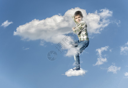 玩蓝天云中的孩子与男和云的抽象概念成长教育功和梦想的概念以及男孩和云的概念为了知识图片