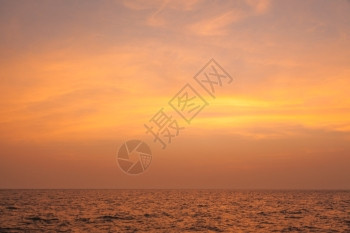 场景云黄昏时日落橙色天空在海中黄昏季节图片