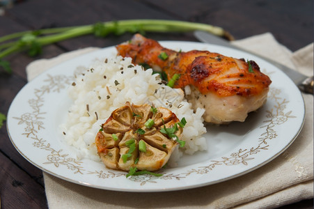 一顿饭桌子烧烤鸡腿在木制桌上加米饭奥夫钦尼科图片