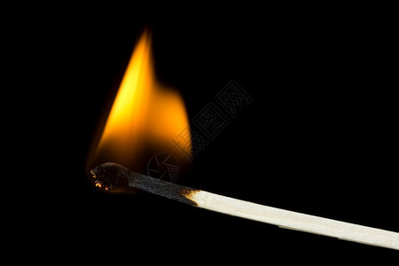 烧焦火焰点燃黑背景的火柴上燃烧花图片
