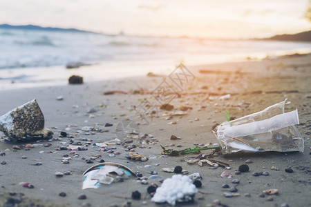 沙滩上的塑料垃圾图片