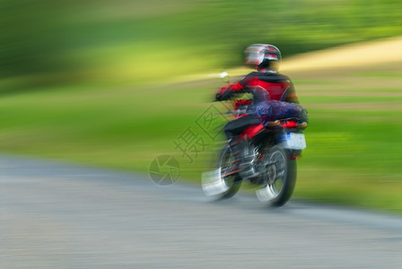 高速行驶时拍摄的摩托车手照片绿色游客引擎图片