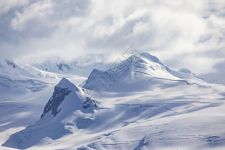 云覆盖南极附近有雪和冰的山顶脉范围图片