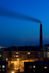 抽烟空气大的高烟熏钟盘在夜城云中冒烟复制空间图片