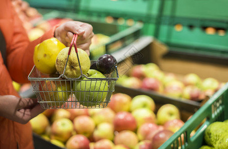 绿色销售在超市购买苹果和梨子在商店买苹果和梨子黄色的图片