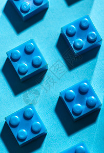 有色在几何形状纸上建造多色背景玩具排列在行内塑料砖的几何形状是CairsquosToyCircle幾何形状孩子立方体背景图片