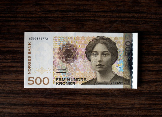 金融的价值木桌背景上的50挪威克朗脸高清木桌背景上的挪威克朗脸散景图片