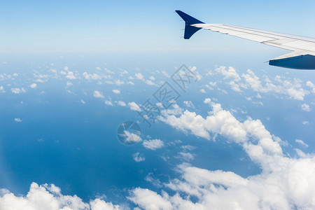 美丽的翅膀航空公司平面窗口中的云和天空视图图片