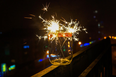 庆典晚上在街边阳台的节日圣诞烟花晚上的节日圣诞烟花一种焰火图片
