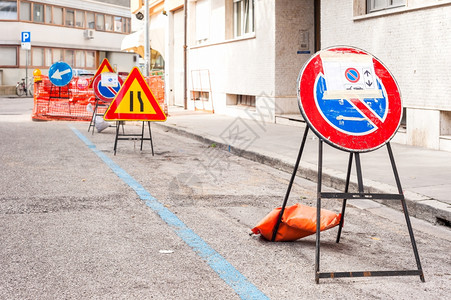 为了维护变窄没有路工车的停标志站在背景中其他道路标志模糊图片