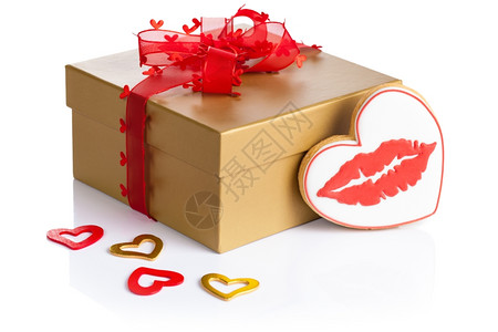 周年纪念日爱情人节礼物盒和饼干以心脏形状红嘴唇印在白背景的唇上丝带图片