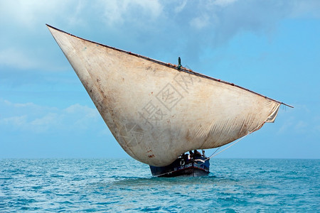 岛自然天空露有云的木帆船单桅桑给巴尔图片