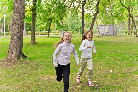 运动行学龄前儿童照片来自两个夏日跑女孩的照片图片