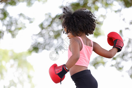 童年和人的概念非洲儿童卷发穿着拳击红手套和打斗空气头发玩保持图片