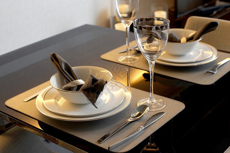 室内设计家用晚餐桌布置盘子美好的葡萄酒图片