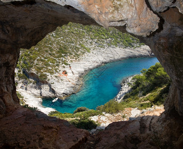 自然方解石美丽的从洞穴中看到小海湾的船图片