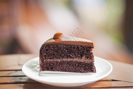 木制桌上的巧克力蛋糕块庆祝木制的斯林拉特图片