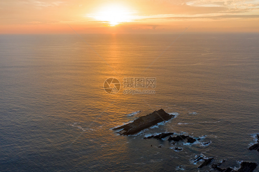 从葡萄牙西海岸Arifana村起飞的空中机海洋家无人图片