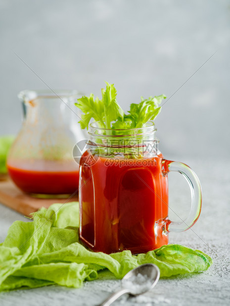 番茄汁在泥瓦罐中加菜油和盐寒冷的血腥玻璃图片