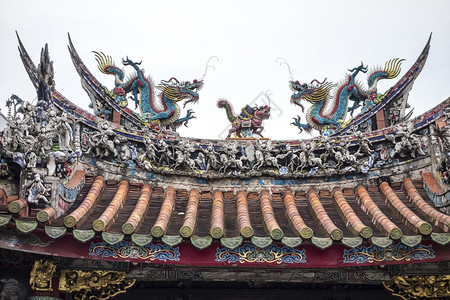 结构体佛教建筑学两条彩色明亮的龙环绕着北孟嘉长山庙传统塔顶上的一小只怪兽图片