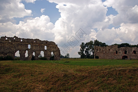 考古学老的爱沙尼亚15世纪城堡的废墟塔图片