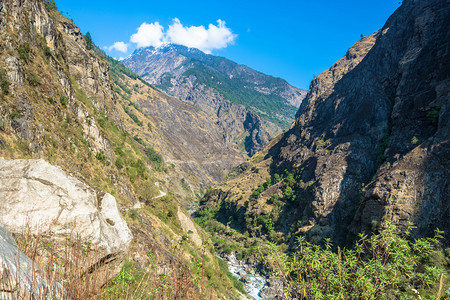 尼泊尔喜马拉雅山美丽的地景观春天跋涉空图片