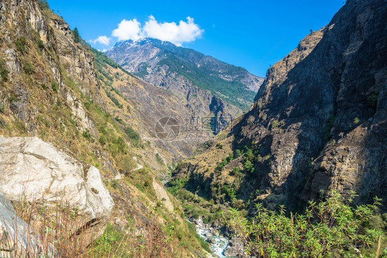 尼泊尔喜马拉雅山美丽的地景观春天跋涉空图片