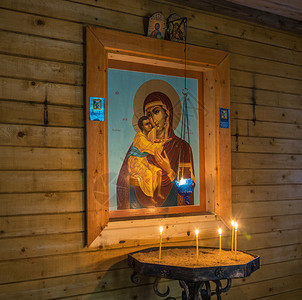 美丽的在圣泉礼拜堂为纪念神之母亲的西奥多神像在俄罗斯科托马地区沃霍姆斯基Zavetluzhie村附近秋天墙扎维特鲁日图片