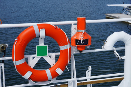 船上的救生环就位在座上保护游泳的救援图片