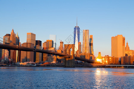 日落时纽约曼哈顿布鲁克林大桥风光图片