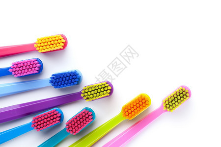 粉色的最佳从上方查看白色背景中孤立的彩色新牙刷群集医疗的图片