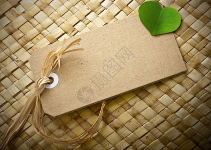 营销空白的叶子纸板标签上面有青叶文字空间自然背景白生态友好标签绿叶图片