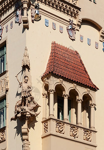 在捷克布拉格市中心带有装饰的阳台和雕像旧楼边缘雕塑墙装饰风格图片