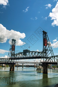 状态俄勒冈州波特兰Hawthorne吊桥概览河城市图片