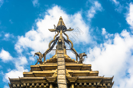天空尼泊尔蓝背景的佛教寺庙上方原装饰品尼泊尔蓝色的传统图片