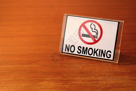 餐厅木制桌子上禁止吸烟的相片门户14上市图片