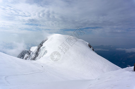 跋涉云彩m意大利语阿尔卑斯山度假中探险体育活动图片