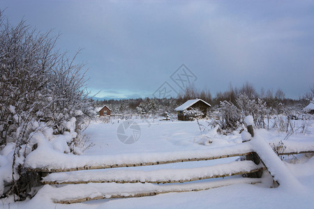 宁静寒冷的冬云天上美丽农村风景庄自然安静的图片
