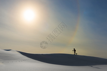 白色的冬天阿尔卑斯山空和彩虹的白纸派图片