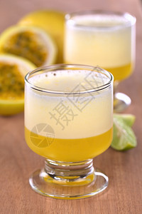 水果轮缘马拉库亚苏尔MaracuyaSour秘鲁流行鸡尾酒由马拉库亚和柠檬汁皮斯科糖浆和蛋白选择焦点制成聚于玻璃的前边缘和壁霜的图片