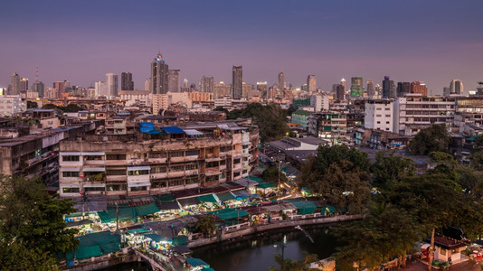 商业城市曼谷和古老场沿运河与夜空中的巡视城市市中心高清图片素材