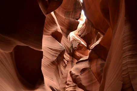 美丽的阳光照耀着红岩洞峡谷一种闪光洪水图片