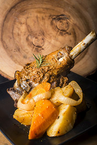 腿LambKlefico一个著名的希腊菜慢地在烤炉里煮熟肉串的图片