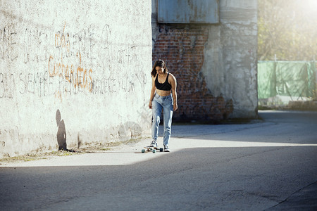 女孩与她的滑冰在镇路上黑发树木天图片