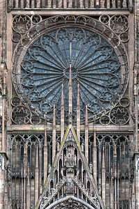 法国阿尔萨塞地区斯特拉堡市大教堂西面玫瑰窗的详情法国阿尔萨采地区斯特拉堡大教堂西面宗罗马式尖塔图片
