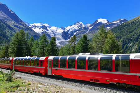 伯尼娜夏天瑞士山火车BerninaExpress穿越阿尔卑斯山夏季背景中冰川横跨阿尔卑斯山追踪背景图片