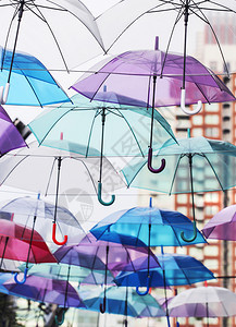 红色的白城里多彩雨伞装饰太阳图片