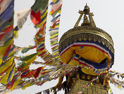 联合国旗帜在尼泊尔加德满都BoudhanathBuddistStupa的布达纳特Boudhanath上祈祷联合国教科文组织亚洲地标背景