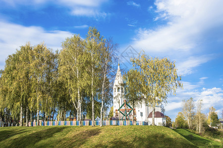 蓝色的俄罗斯亚拉夫尔地区Vyatkoye村基督降世东正教白色石堂雅罗斯拉夫尔区古老的塔图片