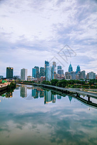 建筑学金融的市中心日出时费城市风景与特拉华河图片